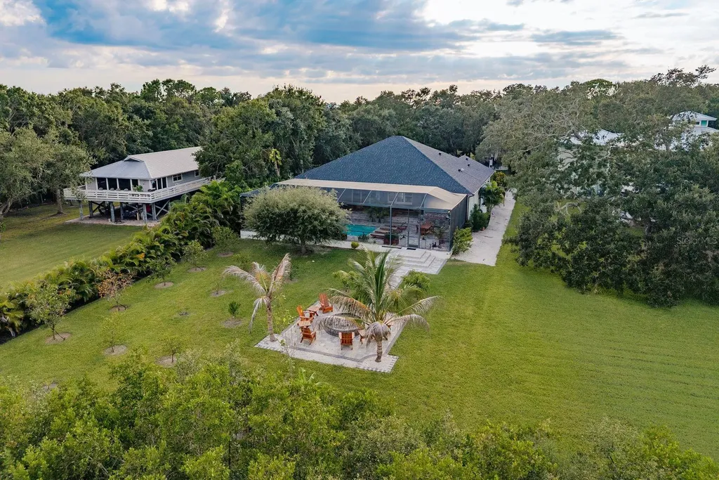 7811 Bay Drive Tampa FL 33635