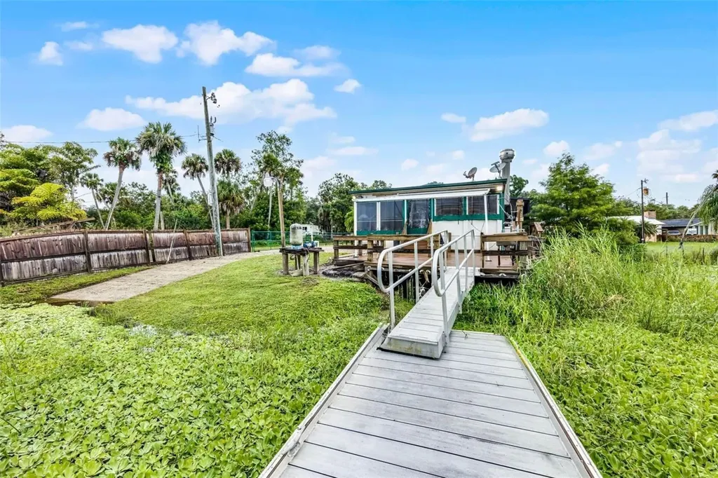 8270 Baxter Point N Mims FL 32754