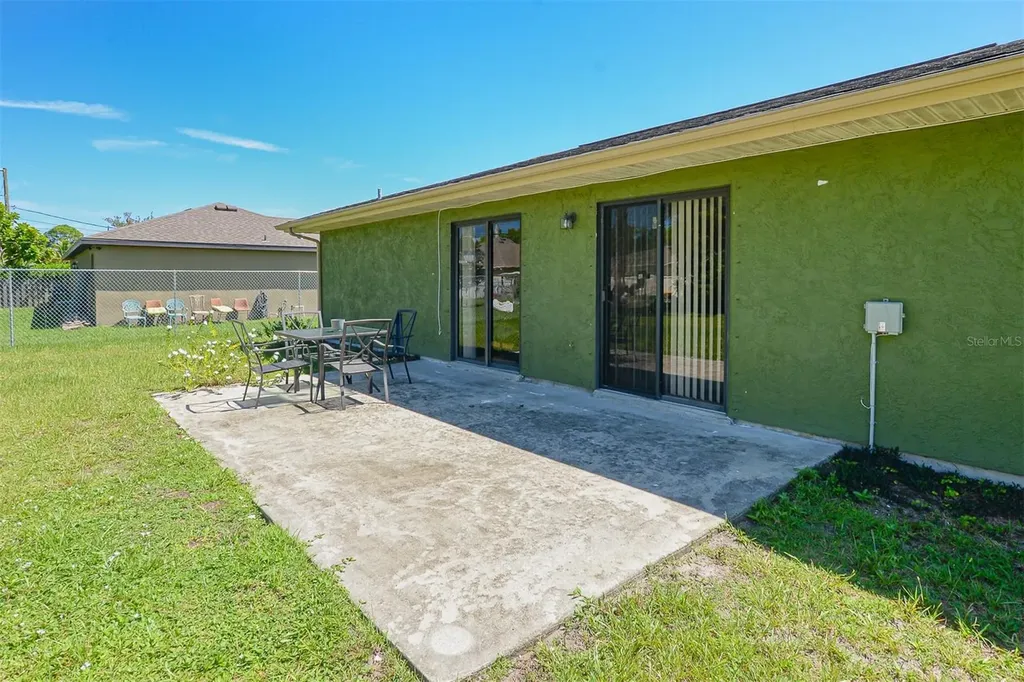 2565 SE Dogwood Avenue Port St Lucie FL 34952