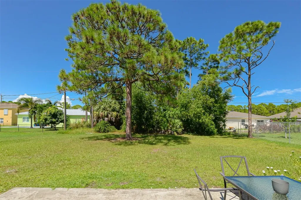 2565 SE Dogwood Avenue Port St Lucie FL 34952