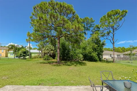 2565 SE Dogwood Avenue Port St Lucie FL 34952