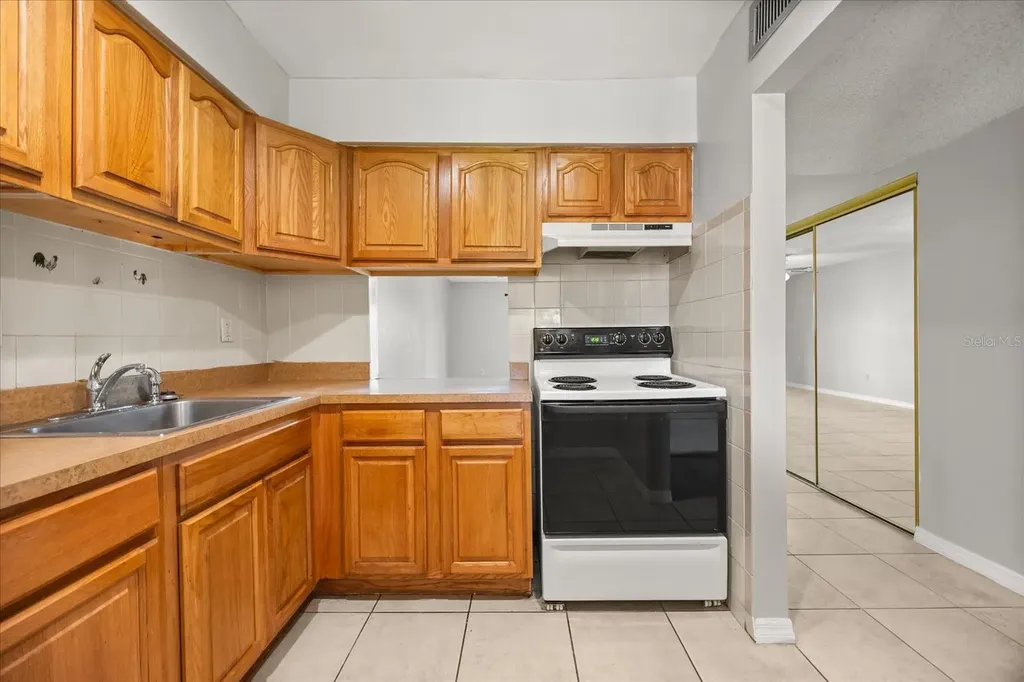 2858 N Powers Drive Orlando FL 32818