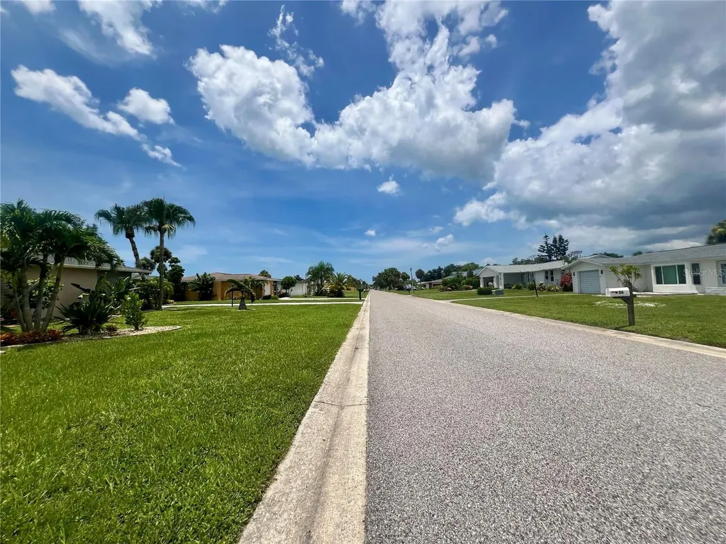 25 Oakland Hills Place Rotonda West FL 33947