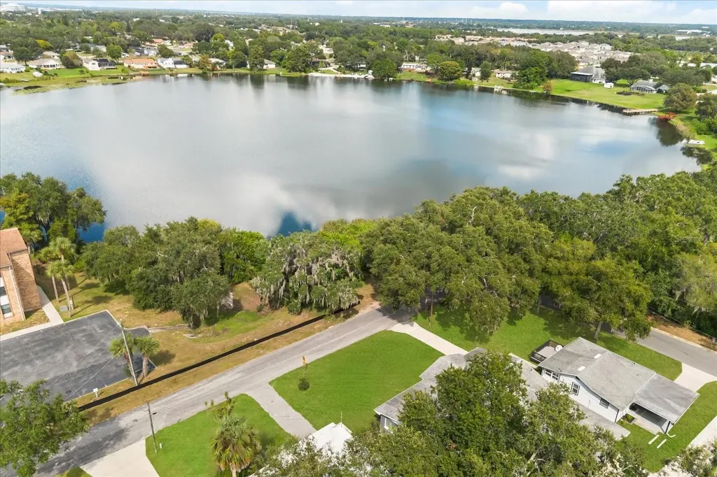 1210 E Caroline Street Tavares FL 32778