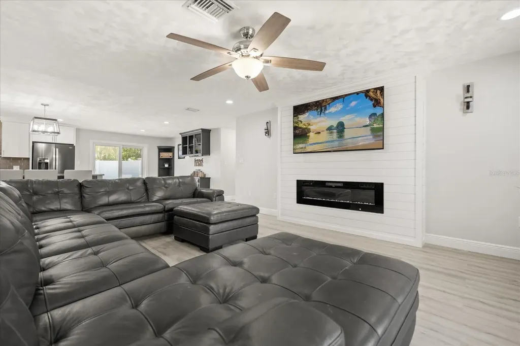1210 E Caroline Street Tavares FL 32778