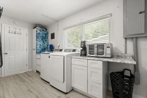 1210 E Caroline Street Tavares FL 32778