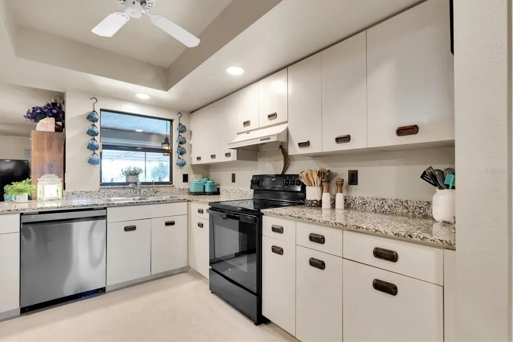 301 Thorn Hill Place Sun City Center FL 33573