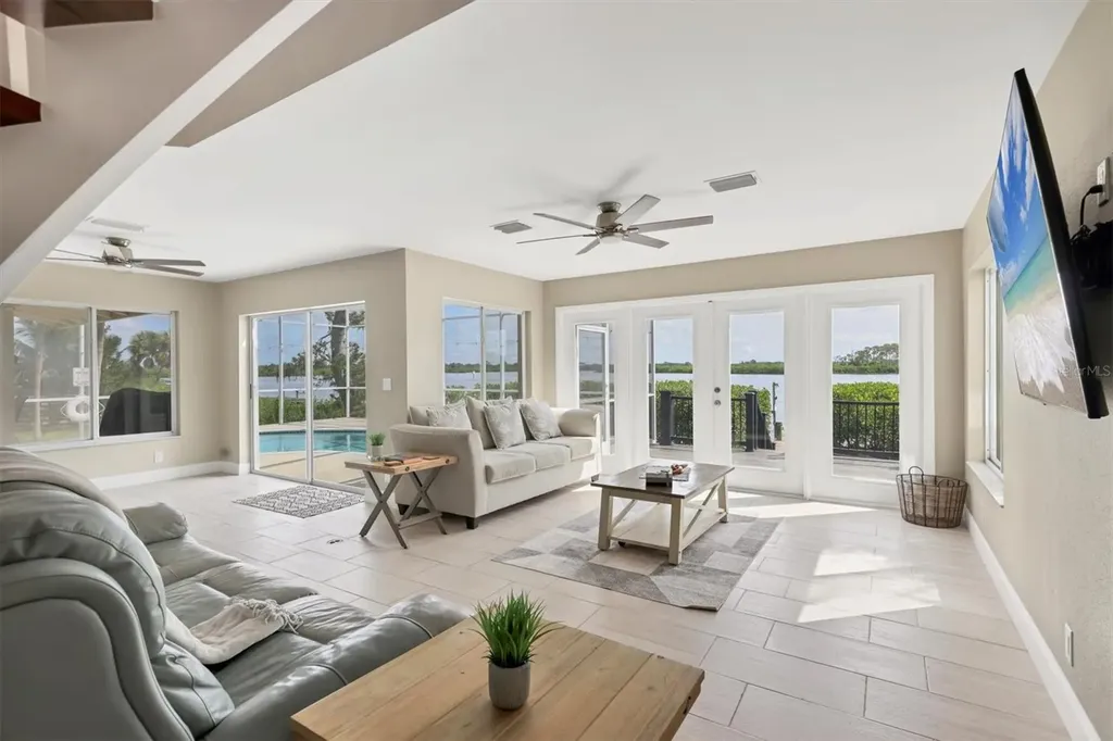 913 Tropical Drive Bradenton FL 34208