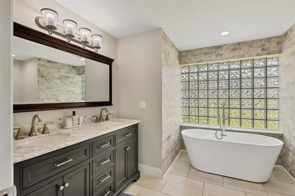 913 Tropical Drive Bradenton FL 34208
