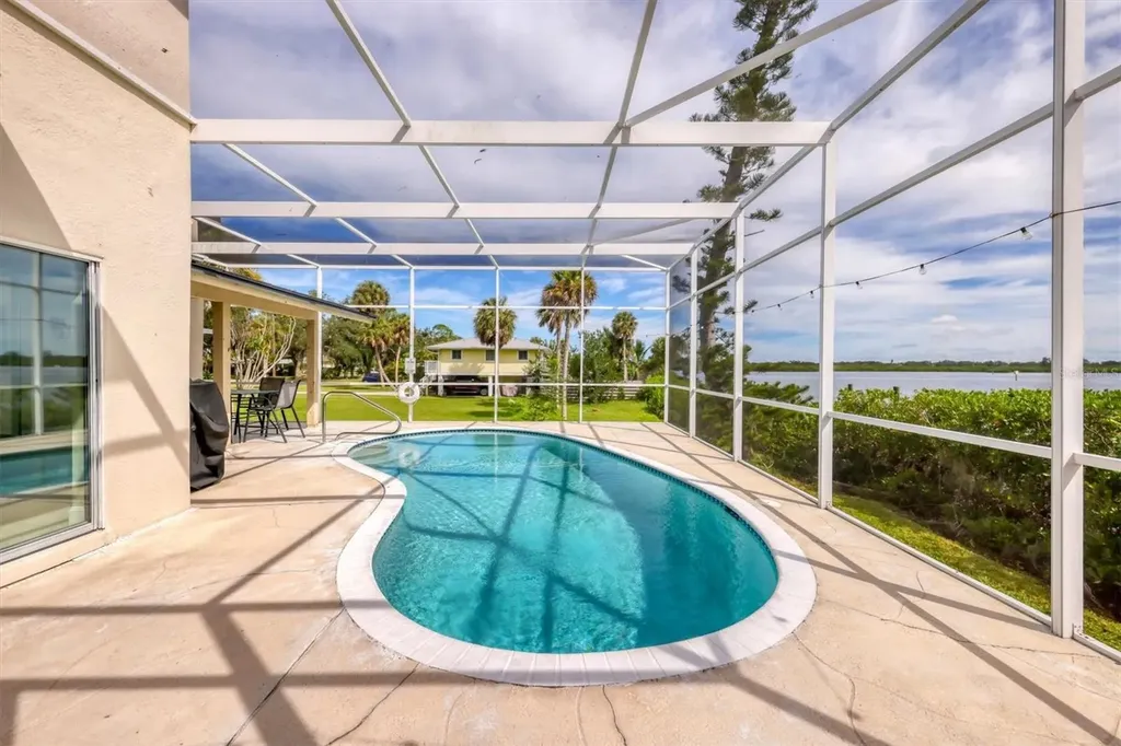 913 Tropical Drive Bradenton FL 34208