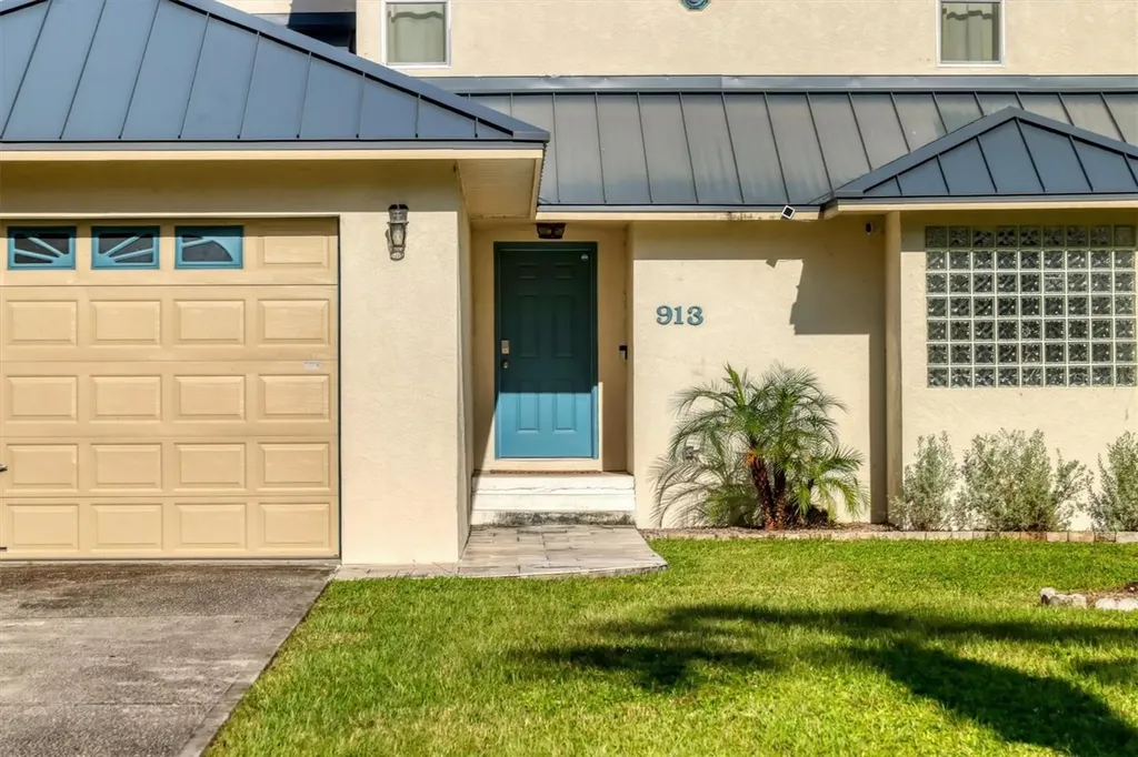 913 Tropical Drive Bradenton FL 34208