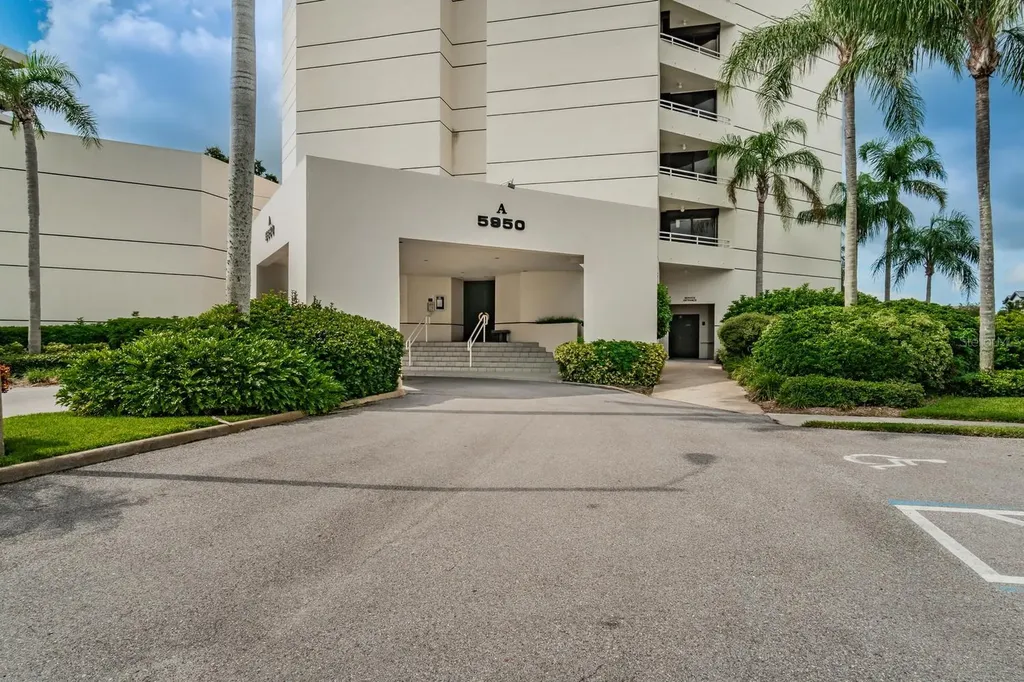5950 Pelican Bay Plaza S Gulfport FL 33707
