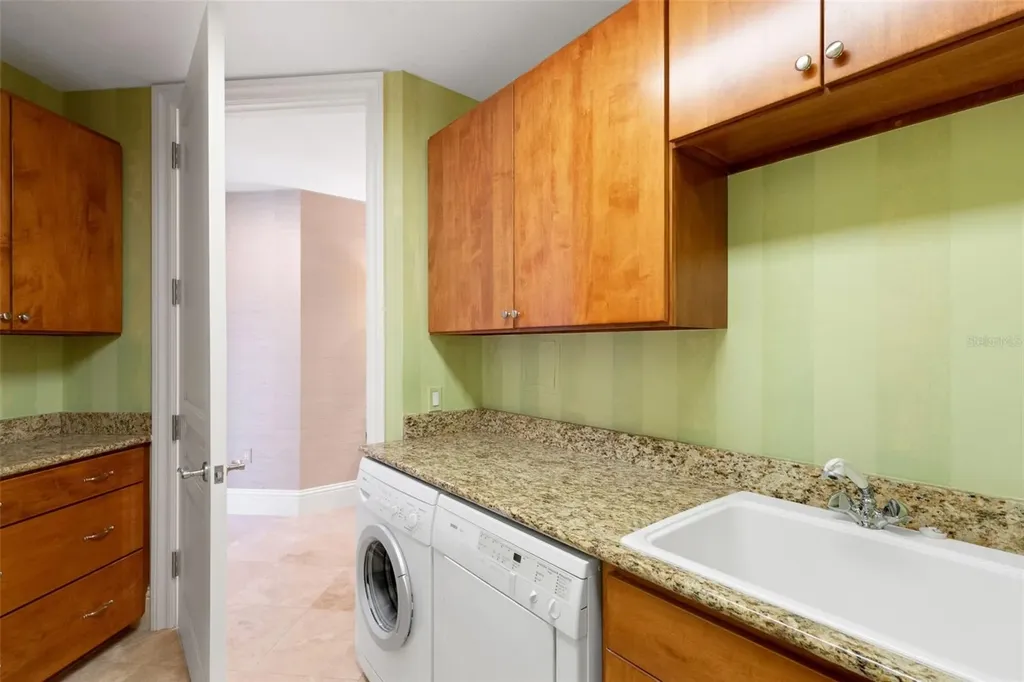 464 Golden Gate Point Sarasota FL 34236