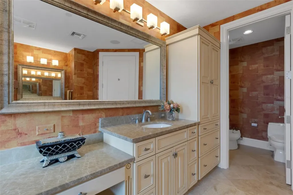 464 Golden Gate Point Sarasota FL 34236