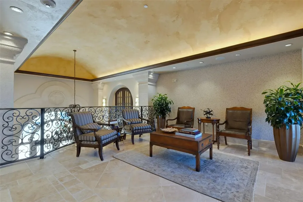 464 Golden Gate Point Sarasota FL 34236