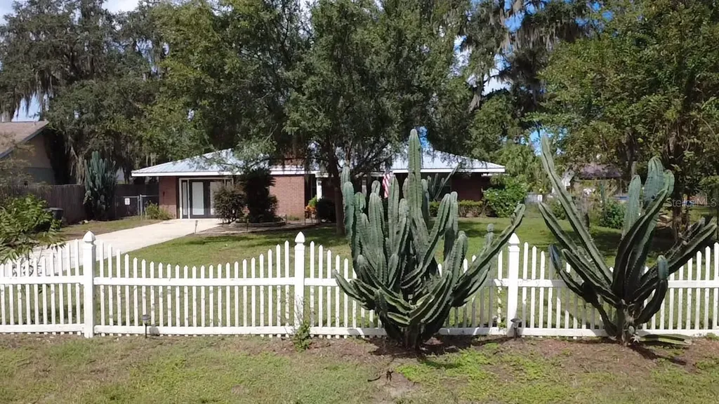 1208 Cr 463b Lake Panasoffkee FL 33538