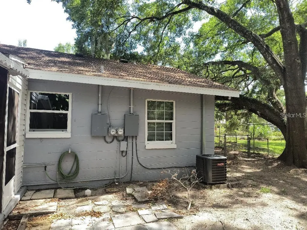 921 W Hiawatha Street Tampa FL 33604