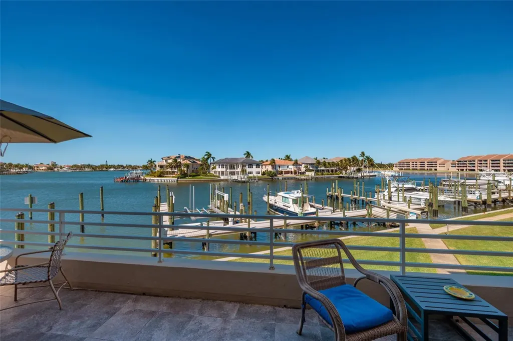 2795 Kipps Colony Drive S St Petersburg FL 33707