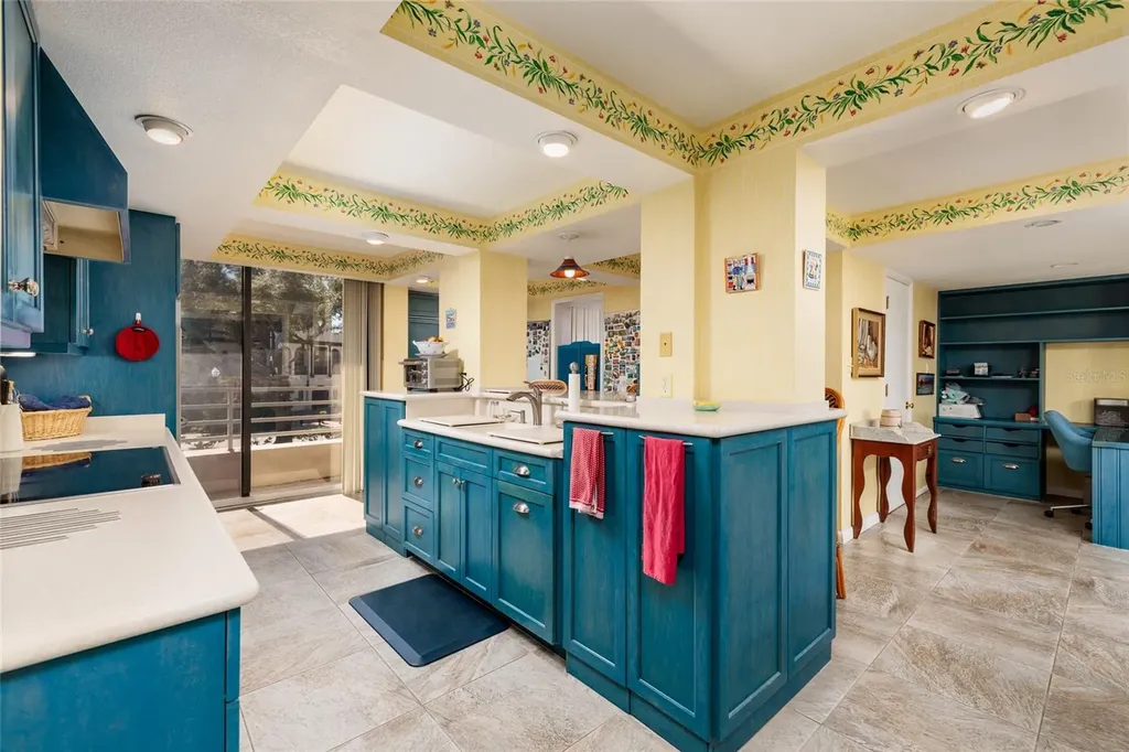 2795 Kipps Colony Drive S St Petersburg FL 33707