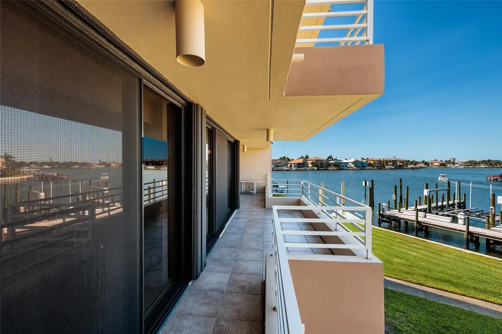 2795 Kipps Colony Drive S St Petersburg FL 33707