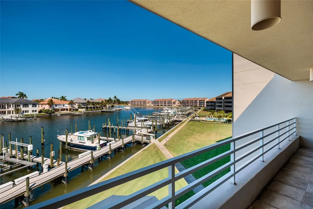 2795 Kipps Colony Drive S St Petersburg FL 33707