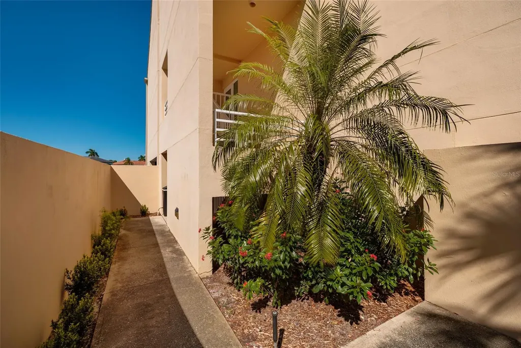 2795 Kipps Colony Drive S St Petersburg FL 33707
