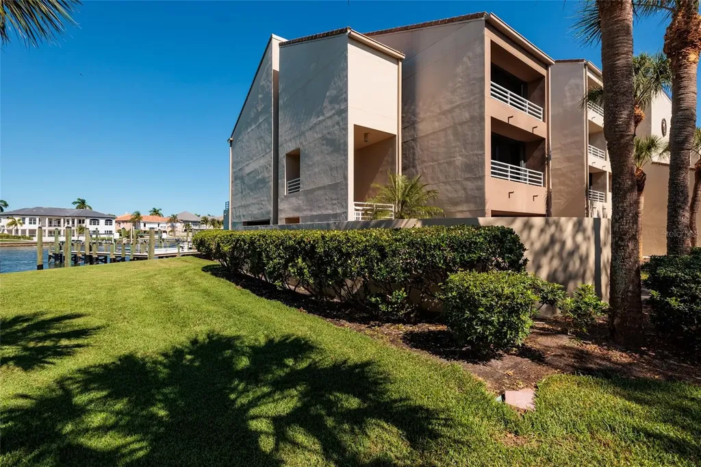 2795 Kipps Colony Drive S St Petersburg FL 33707