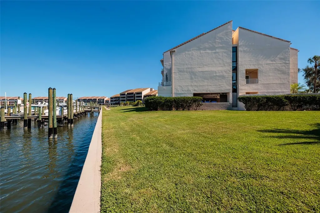 2795 Kipps Colony Drive S St Petersburg FL 33707