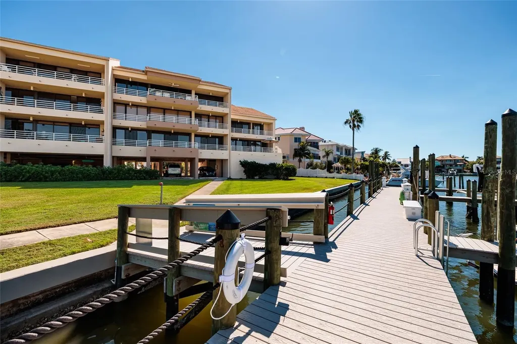 2795 Kipps Colony Drive S St Petersburg FL 33707