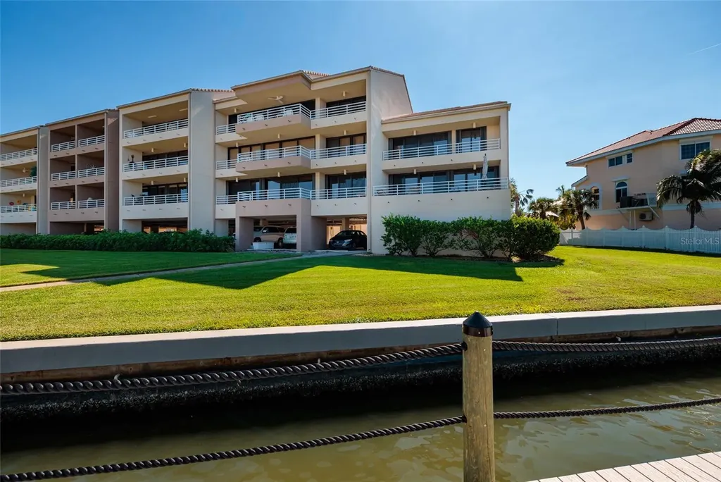 2795 Kipps Colony Drive S St Petersburg FL 33707
