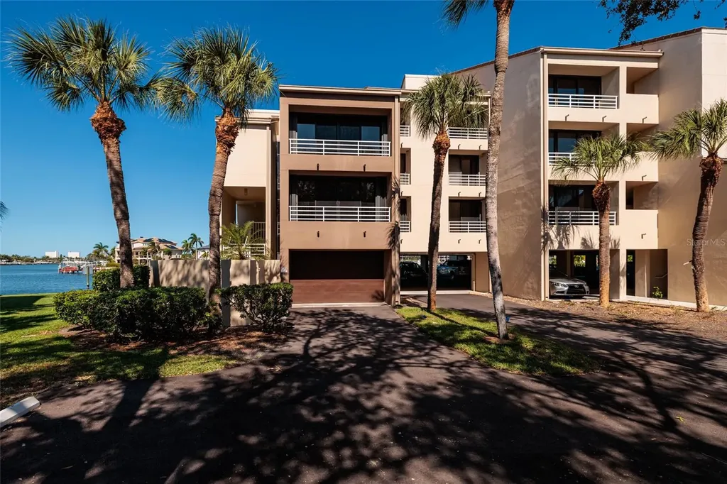 2795 Kipps Colony Drive S St Petersburg FL 33707