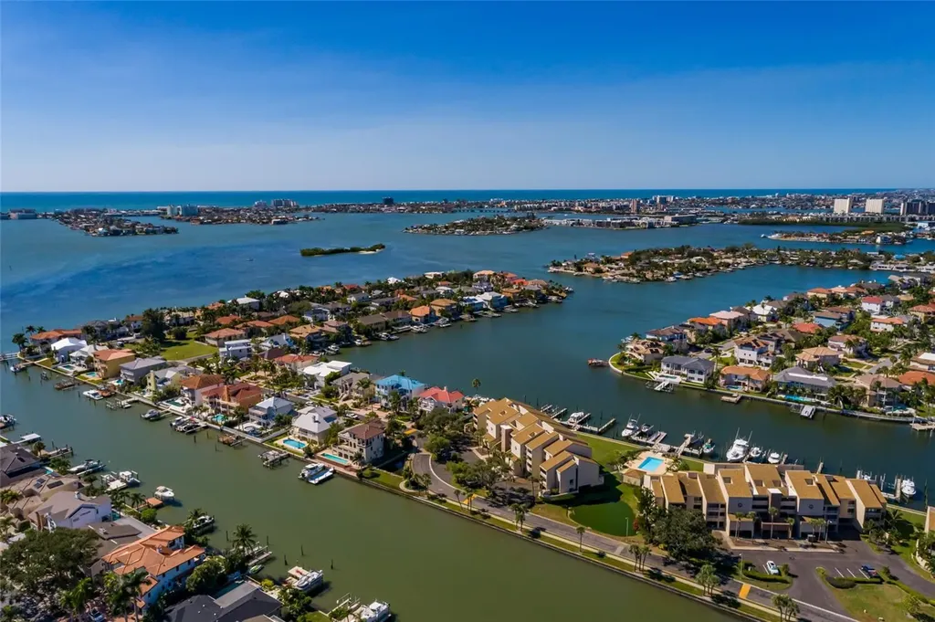 2795 Kipps Colony Drive S St Petersburg FL 33707