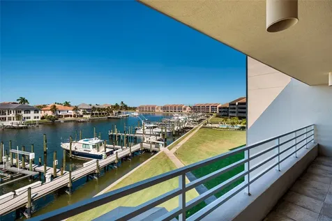 2795 Kipps Colony Drive S St Petersburg FL 33707
