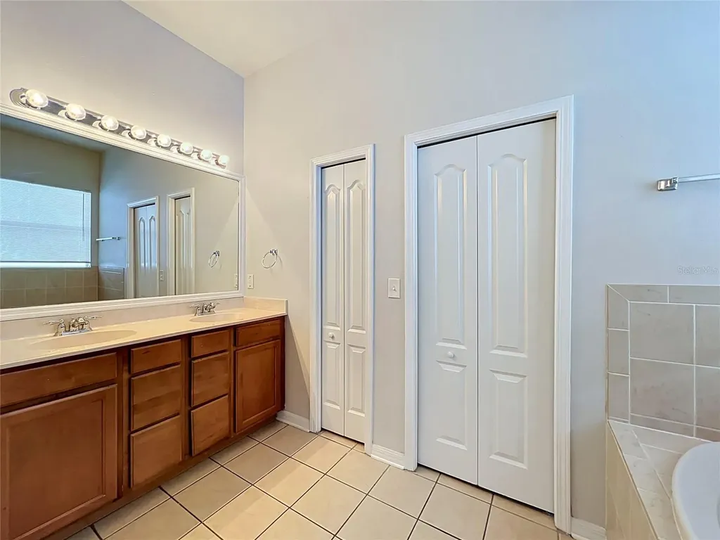 16318 Bridgelawn Avenue Lithia FL 33547