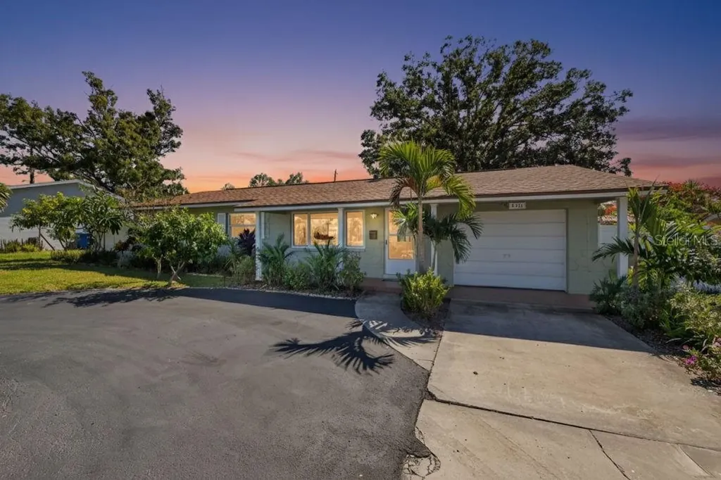 5216 30th Avenue N St Petersburg FL 33710