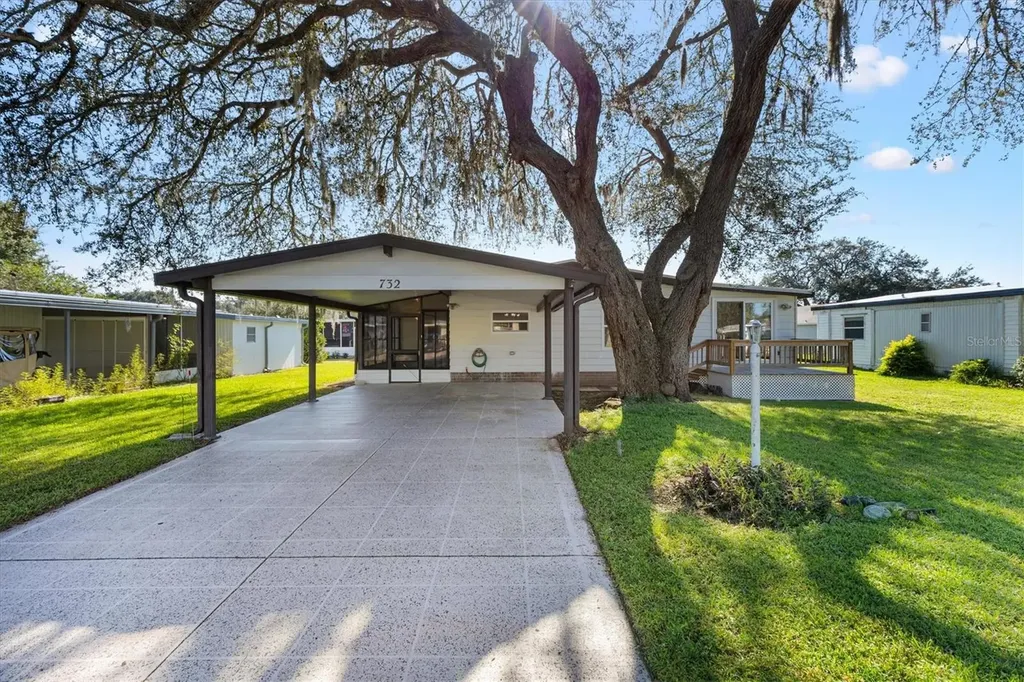 732 Royal Palm Avenue Lady Lake FL 32159