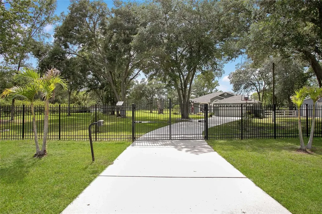 19616 Livingston Avenue Lutz FL 33559
