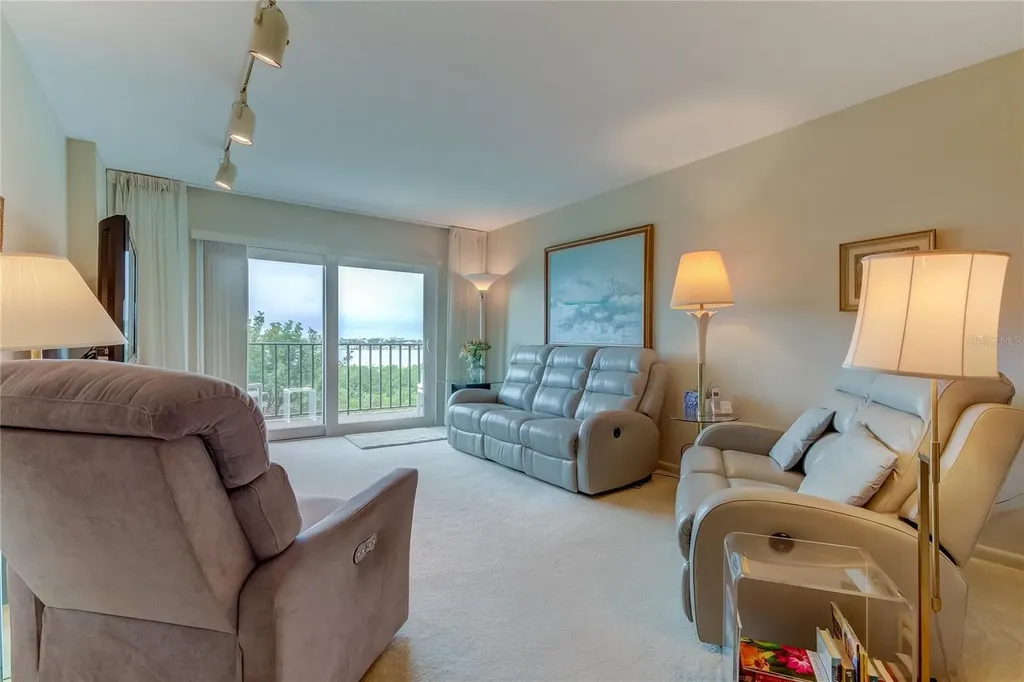 7050 Sunset Drive S South Pasadena FL 33707