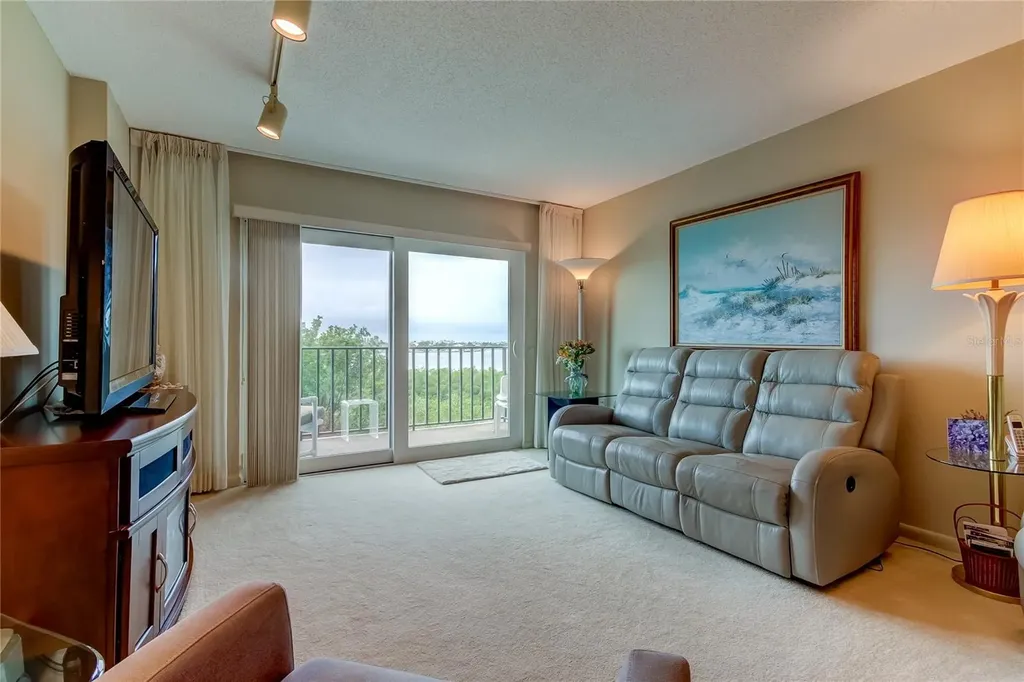 7050 Sunset Drive S South Pasadena FL 33707