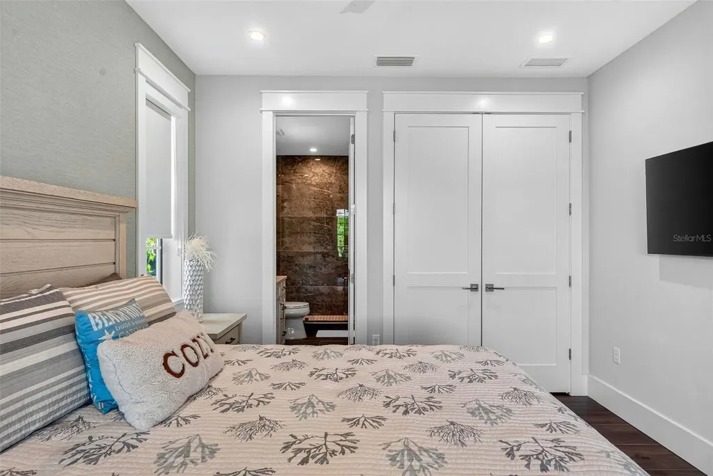 598 Lyons Lane Longboat Key FL 34228
