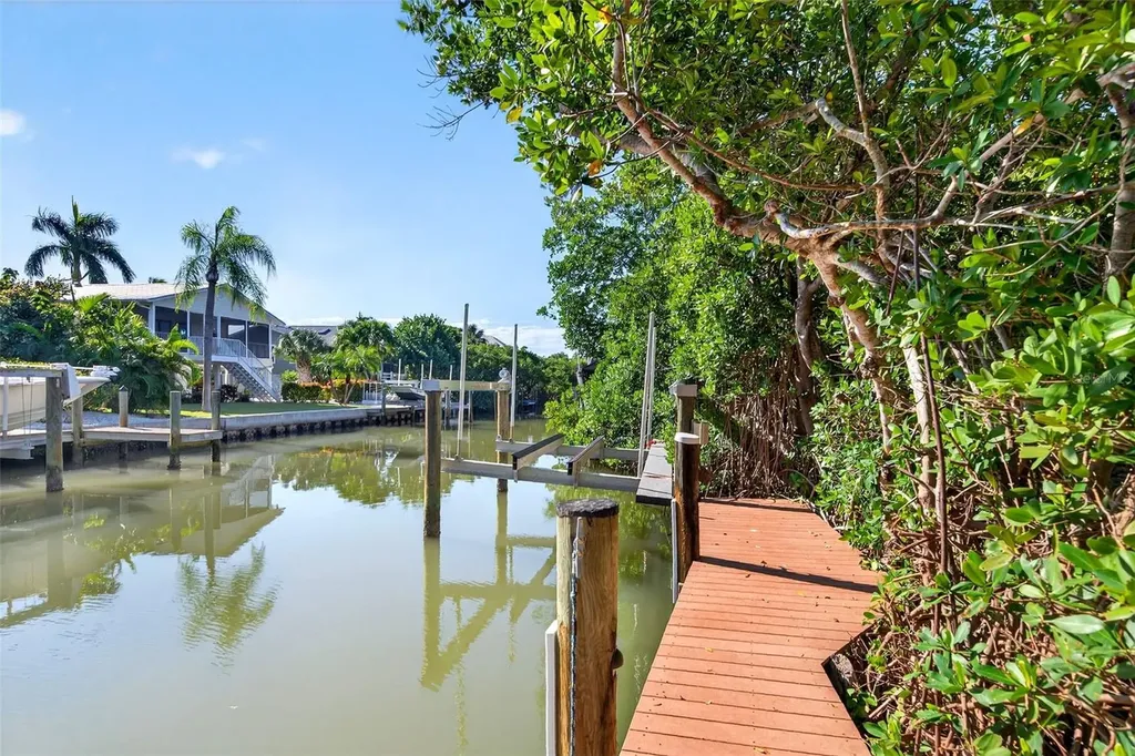 598 Lyons Lane Longboat Key FL 34228