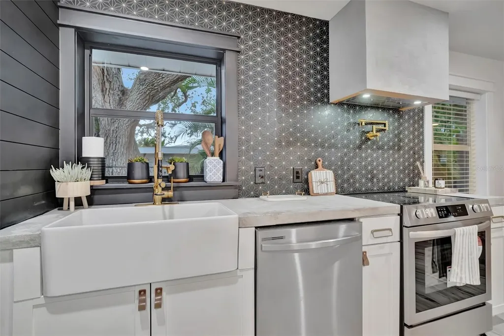 2713 4th Avenue W Bradenton FL 34205