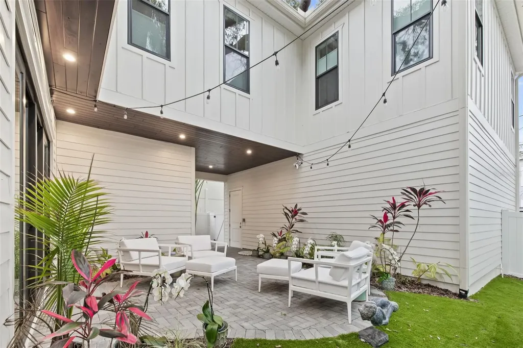 319 12th Avenue NE St Petersburg FL 33701