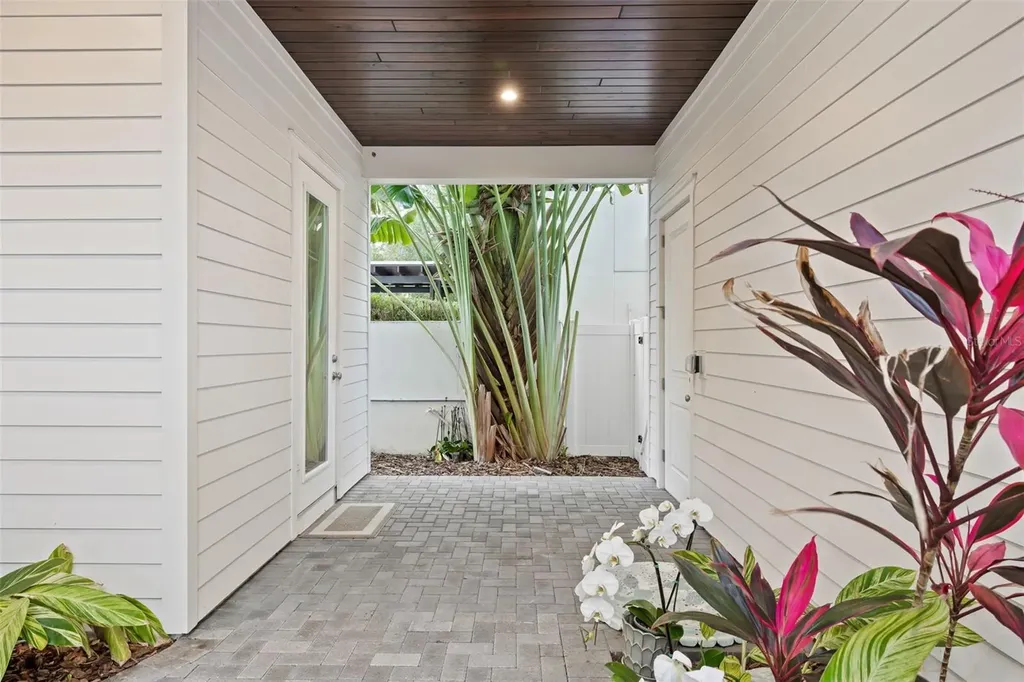 319 12th Avenue NE St Petersburg FL 33701