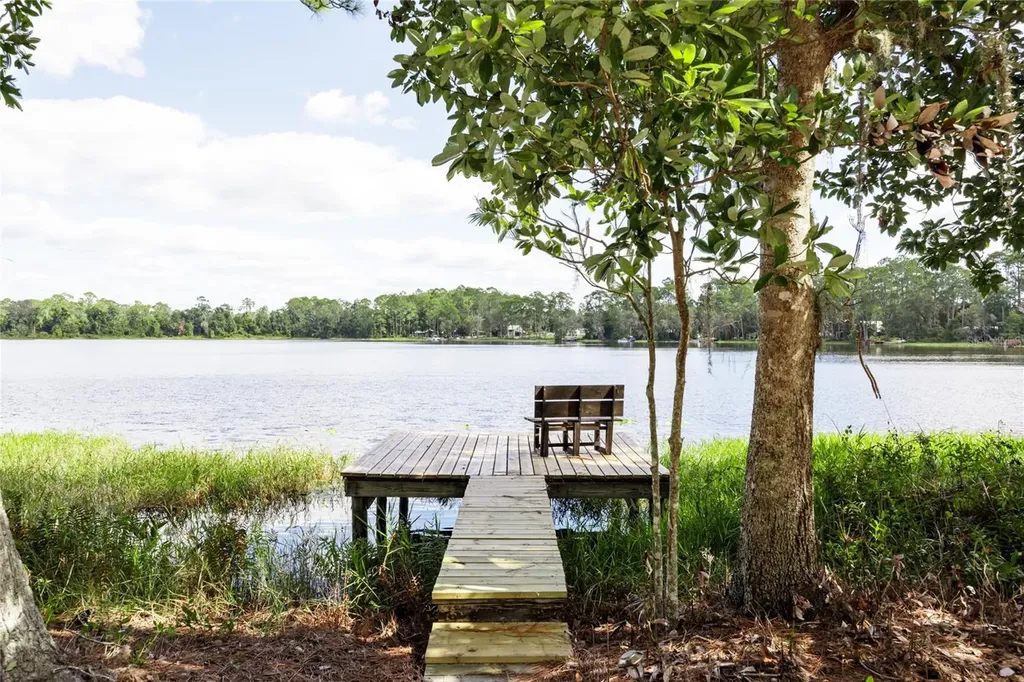 239 Riley Lake Drive Hawthorne FL 32640