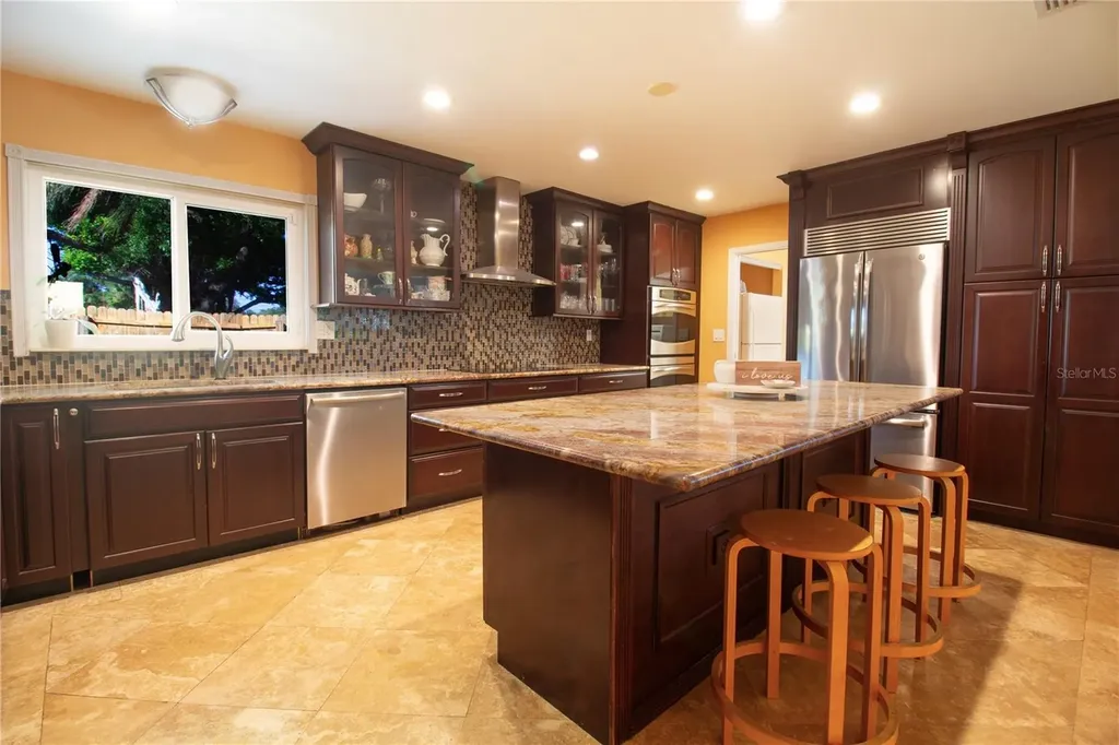 547 Oleander Way S St Petersburg FL 33707