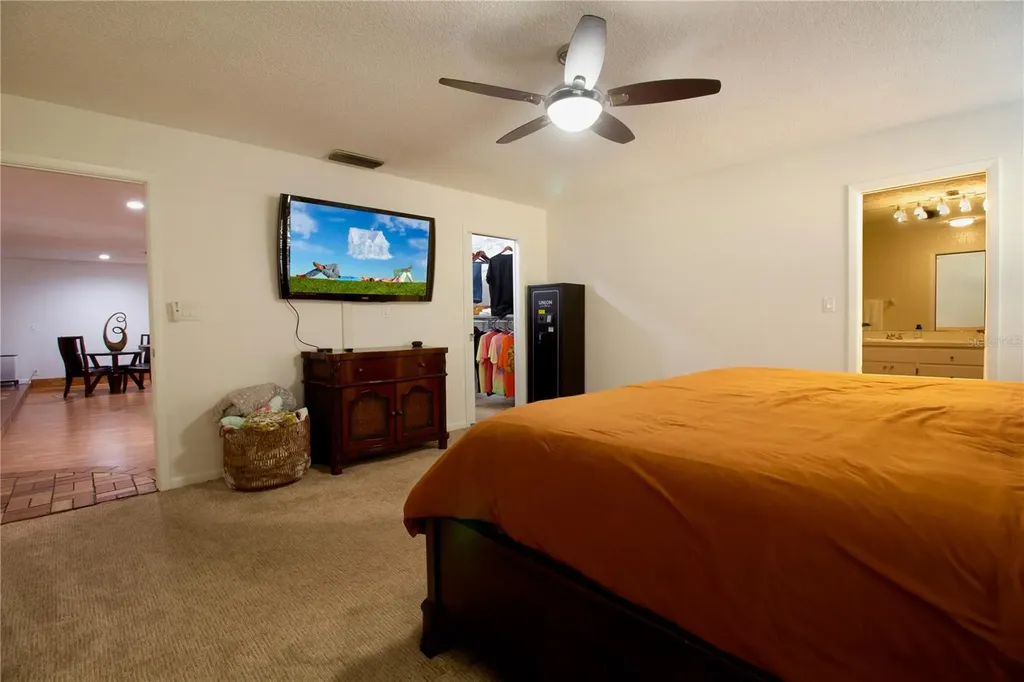 547 Oleander Way S St Petersburg FL 33707