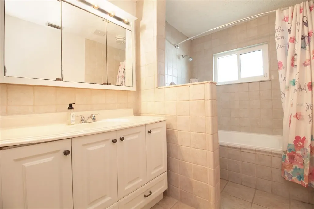 547 Oleander Way S St Petersburg FL 33707