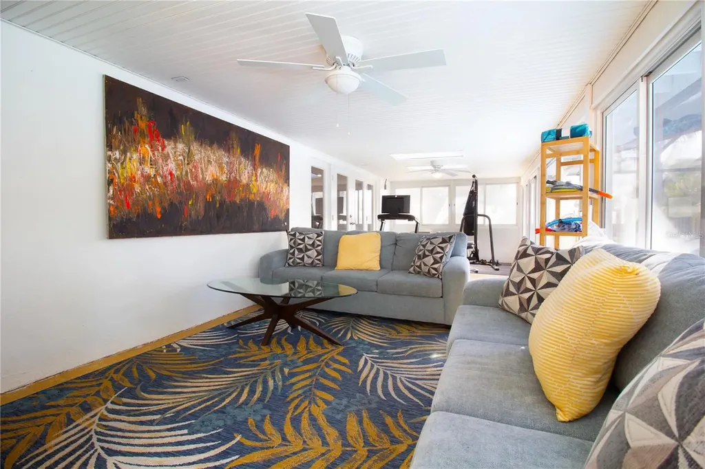 547 Oleander Way S St Petersburg FL 33707