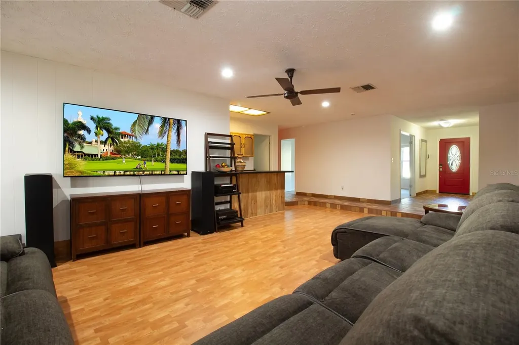 547 Oleander Way S St Petersburg FL 33707